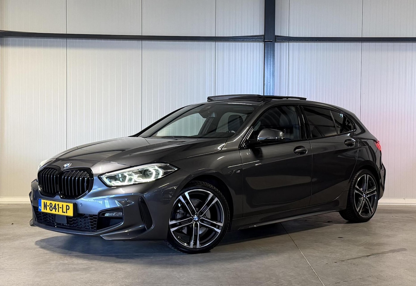 BMW 1-serie - 118i M-Sport Pano Camera Carplay High Executive - AutoWereld.nl