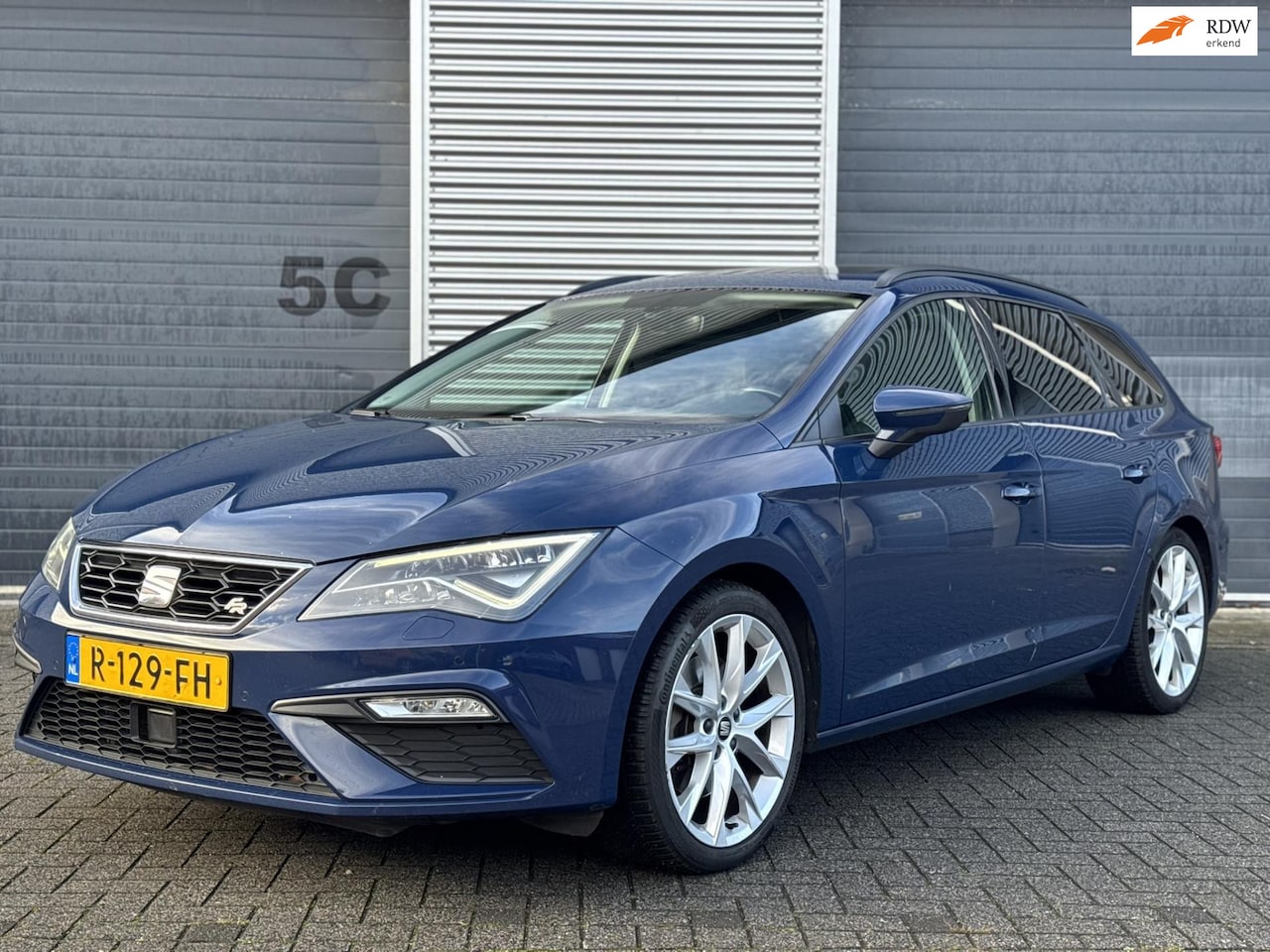 SEAT Leon ST - 2.0 TDI FR DSG PANO/LED/CARPLAY/CAMERA - AutoWereld.nl