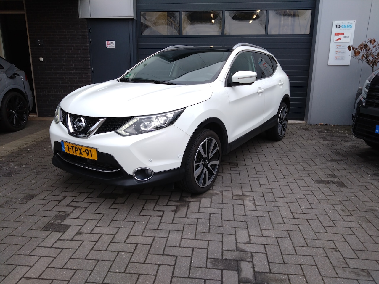 Nissan Qashqai - 1.2 Tekna Vol opties! Pano 360 camera Trekhaak leer xenon nap! - AutoWereld.nl