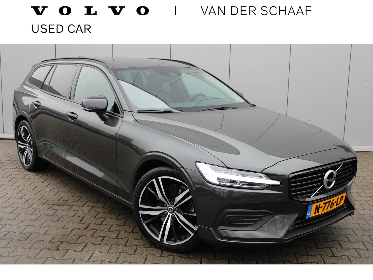 Volvo V60 - B3 Momentum Advantage | Sport Pack | Leder | 19" Velgen | Trekhaak | Stoelverwarming - AutoWereld.nl