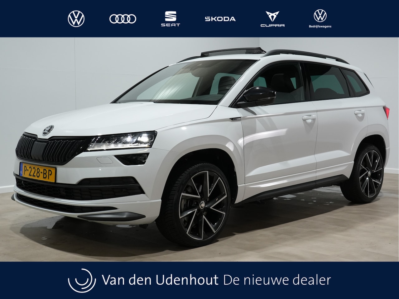 Skoda Karoq - 1.5 TSI ACT Sportline Business Panorama Camera Stoel/Stuurverwarming Canton Sound 303 - AutoWereld.nl