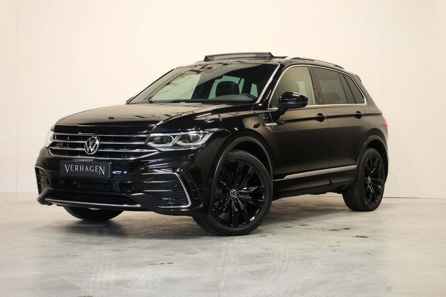 Volkswagen Tiguan - 2.0 TSI R-line Leer Pano Trekhaak 4motion - AutoWereld.nl