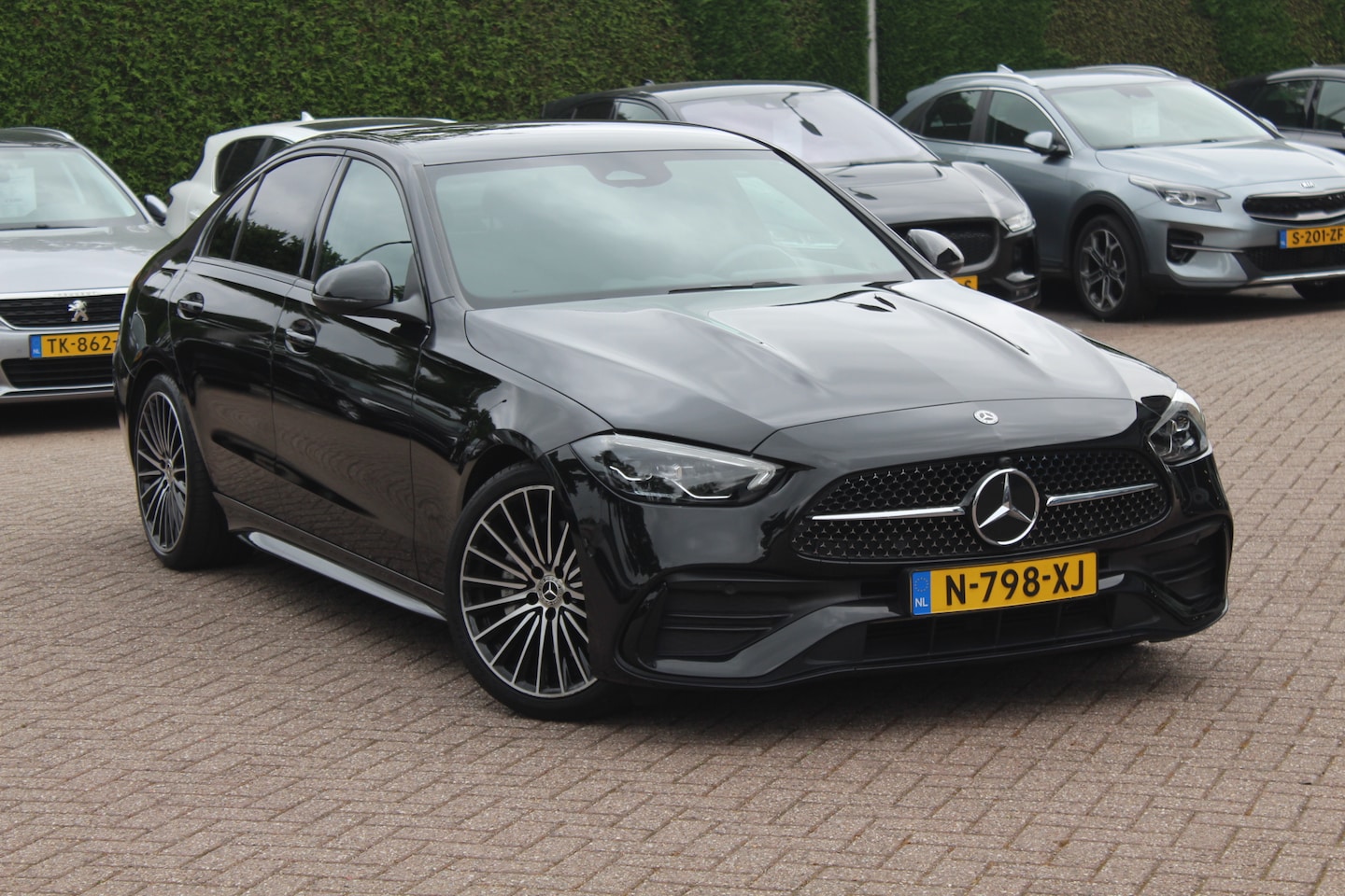 Mercedes-Benz C-klasse - 180 AMG Line / Camera / Leder&Alcantara / 18'' / Navigatie / DAB / Dodehoek / Stoelverwarm - AutoWereld.nl