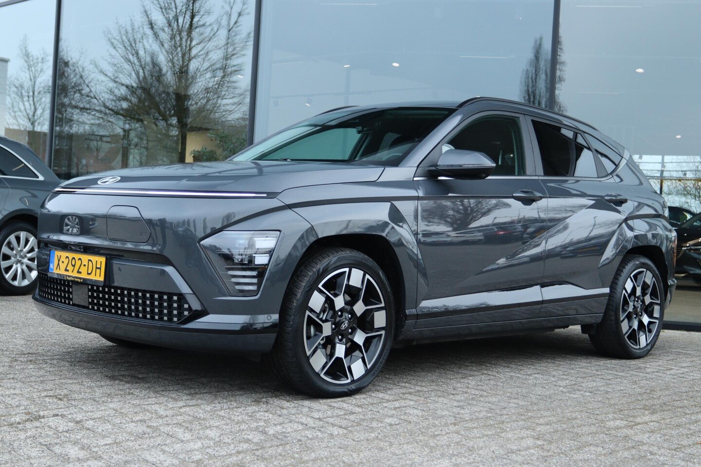 Hyundai Kona Electric - PREMIUM 65.4 kWh | LEDER | TREKHAAK | HUD | 360 CAMERA | MEMORY | ADAPTIVE CRUISE | STOEL- - AutoWereld.nl