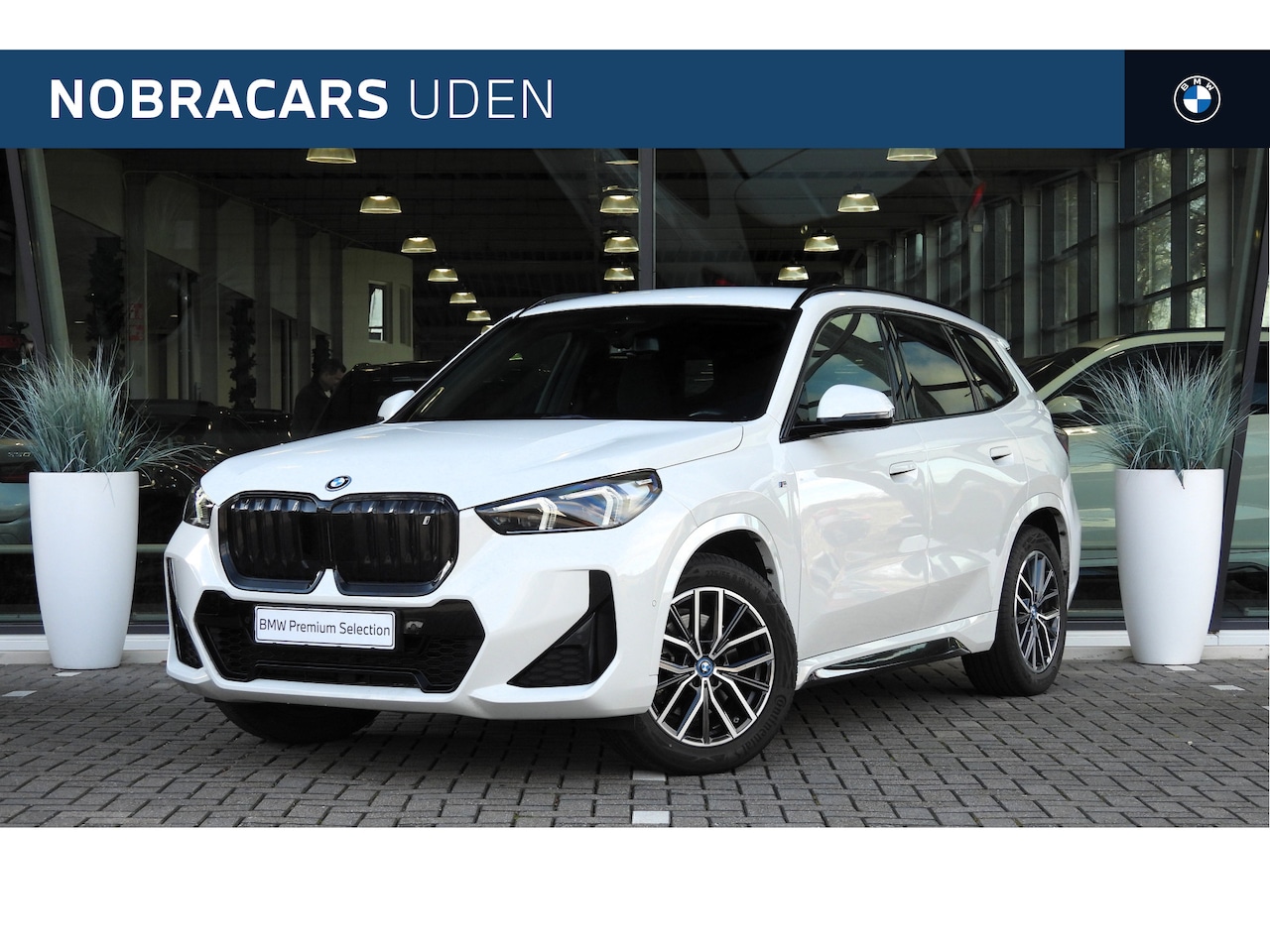 BMW iX1 - xDrive30 M Sport / Sportstoelen / Achteruitrijcamera / M Adaptief onderstel / Comfort Acce - AutoWereld.nl