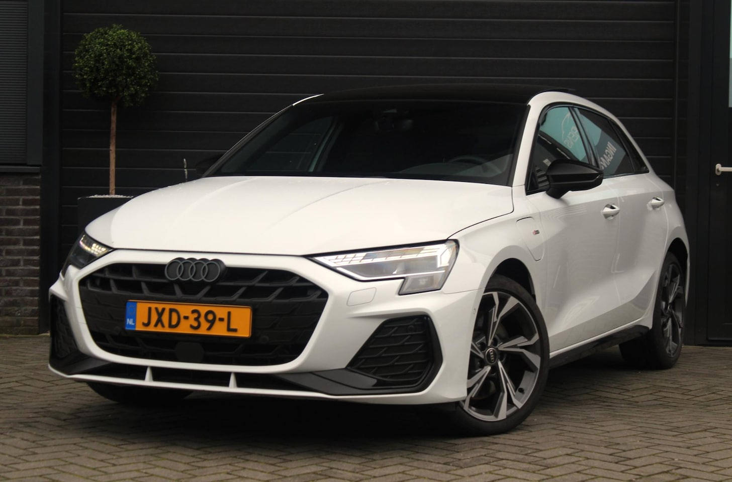 Audi A3 Sportback - 45 TFSI e S edition Competition 4 jaar fabrieksgarantie | Panorama Dak | 3x S-line | Leer - AutoWereld.nl