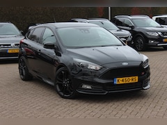 Ford Focus - 2.0 ST-3 / Navigatie / Parkeerhulp achter / Recaro / 18'' / DAB / Stuur+Stoelverwarming /