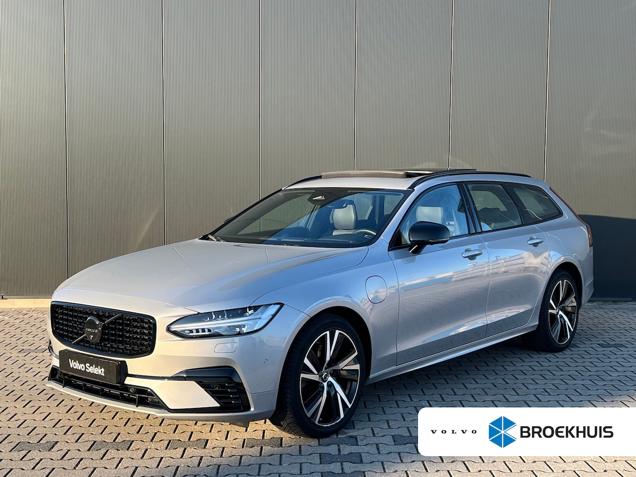 Volvo V90 - T6 Plug-in hybrid AWD Ultimate Dark | Panoramadak | Trekhaak | Luchtvering | Bowers & Wilk - AutoWereld.nl