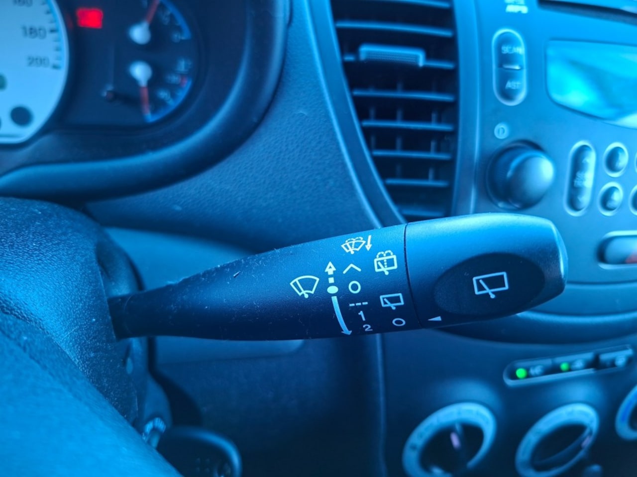 Hyundai i10 - 1.1 Active Cool AIRCO/RADIO CD/CENTR.VERGR/ELEC.RAMEN VOOR