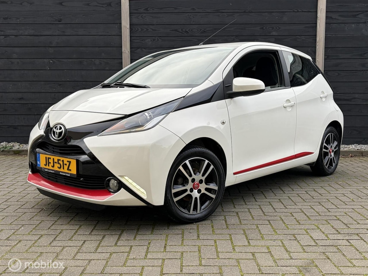Toyota Aygo - 1.0 VVT-i x-play LM / airco / LED / camera - AutoWereld.nl