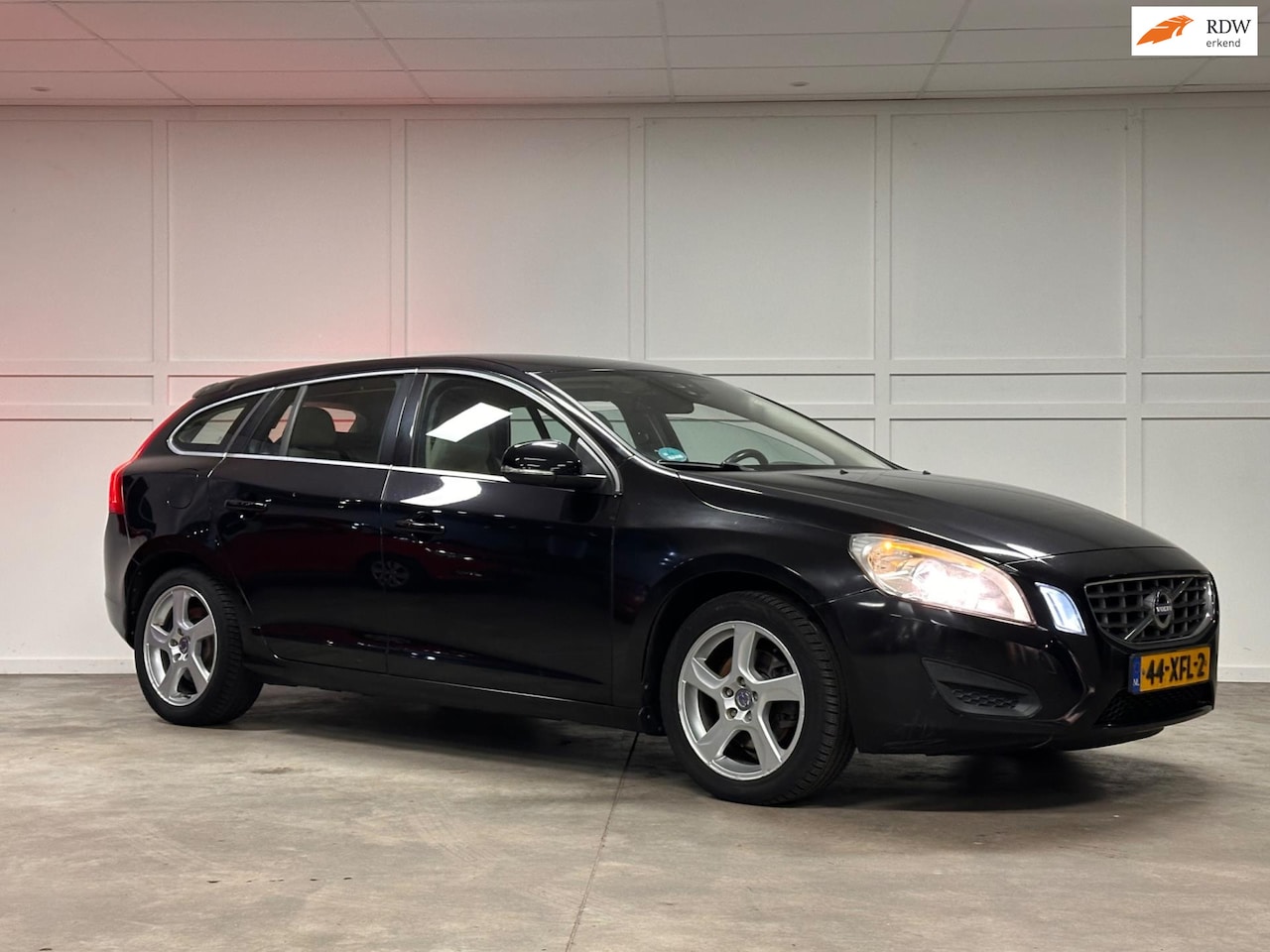 Volvo V60 - 1.6 T3 Momentum / Navi / Leer / Cruise / 2012 - AutoWereld.nl