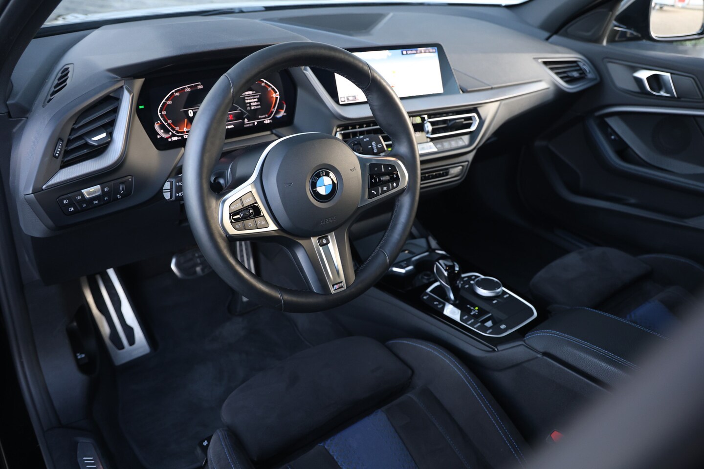 BMW 1-serie - 118i M-Sport Pro Black NAP|Pano|Kuipstoel|Stuurvw|19inch - AutoWereld.nl