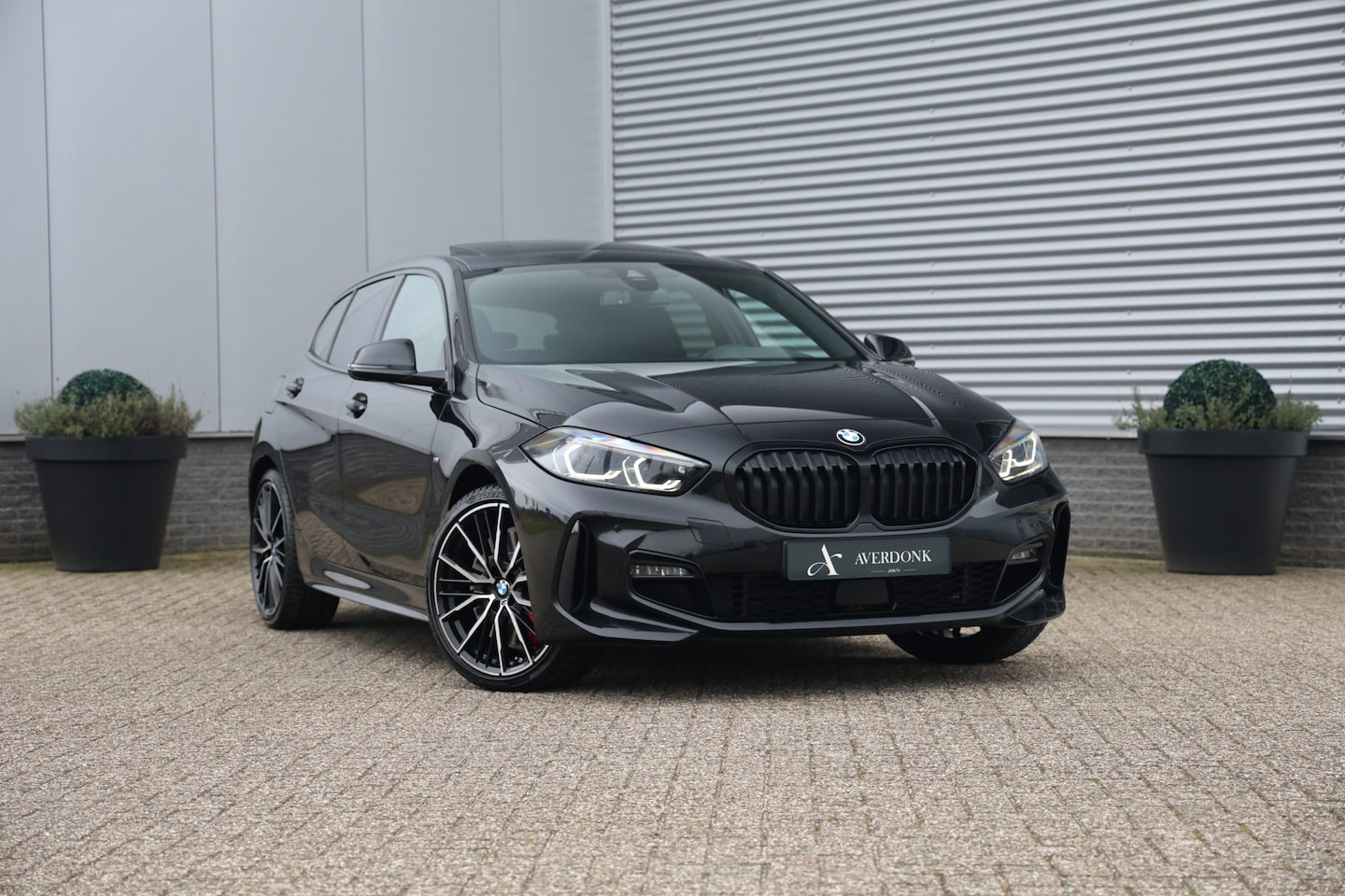 BMW 1-serie - 118i M-Sport Pro Black NAP|Pano|Kuipstoel|Stuurvw|19inch - AutoWereld.nl