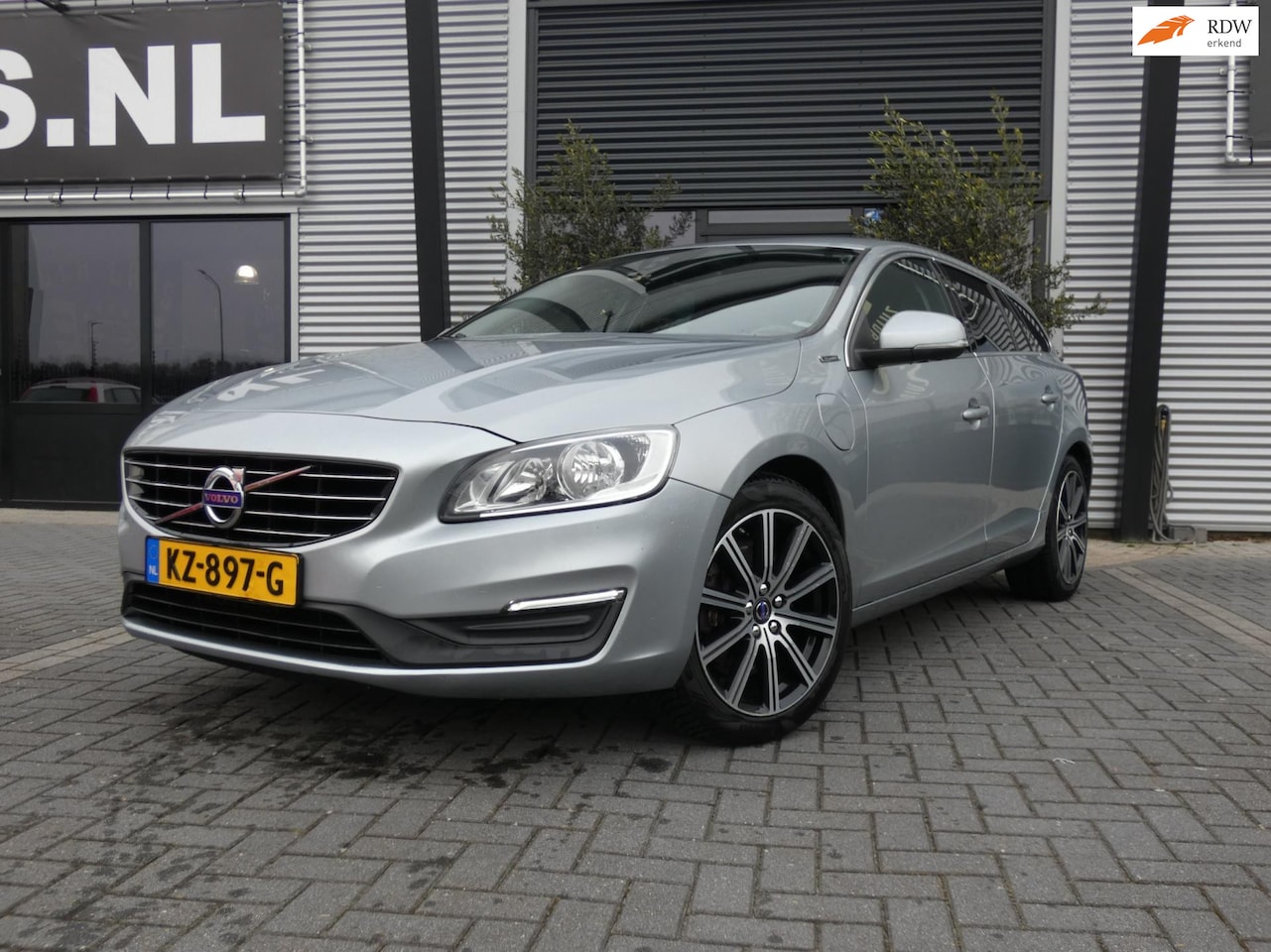 Volvo V60 - 2.4 D5 Twin Engine Lease Edition 2.4 D5 Twin Engine Lease Edition - AutoWereld.nl