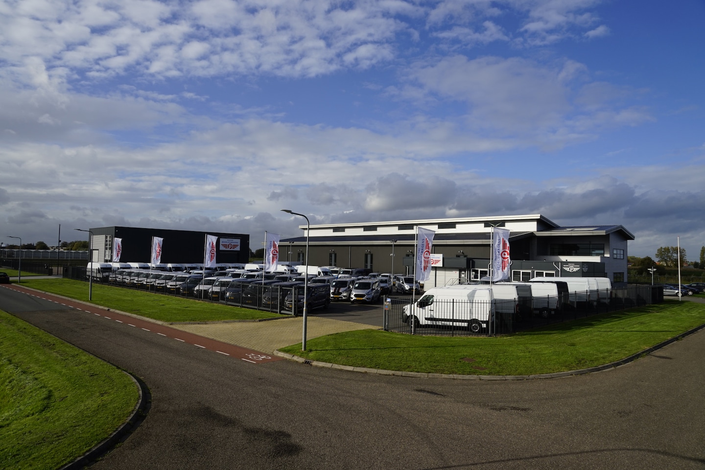 Renault Master - T35 2.3 dCi 150 L2H2 Black Edition Camera, Cruise, Carplay, 150pk, Multimedia, Sensoren, L - AutoWereld.nl