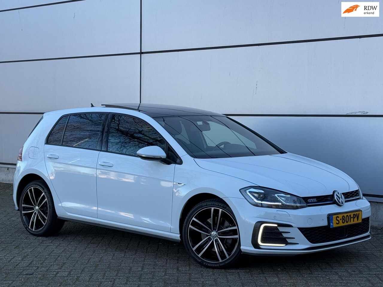 Volkswagen Golf - 1.4 TSI PHEV GTE 2e Eignr |DSG |Pano |LED |Stoelverw |Sfeer |Front Assist |Trekhaak |Navi - AutoWereld.nl