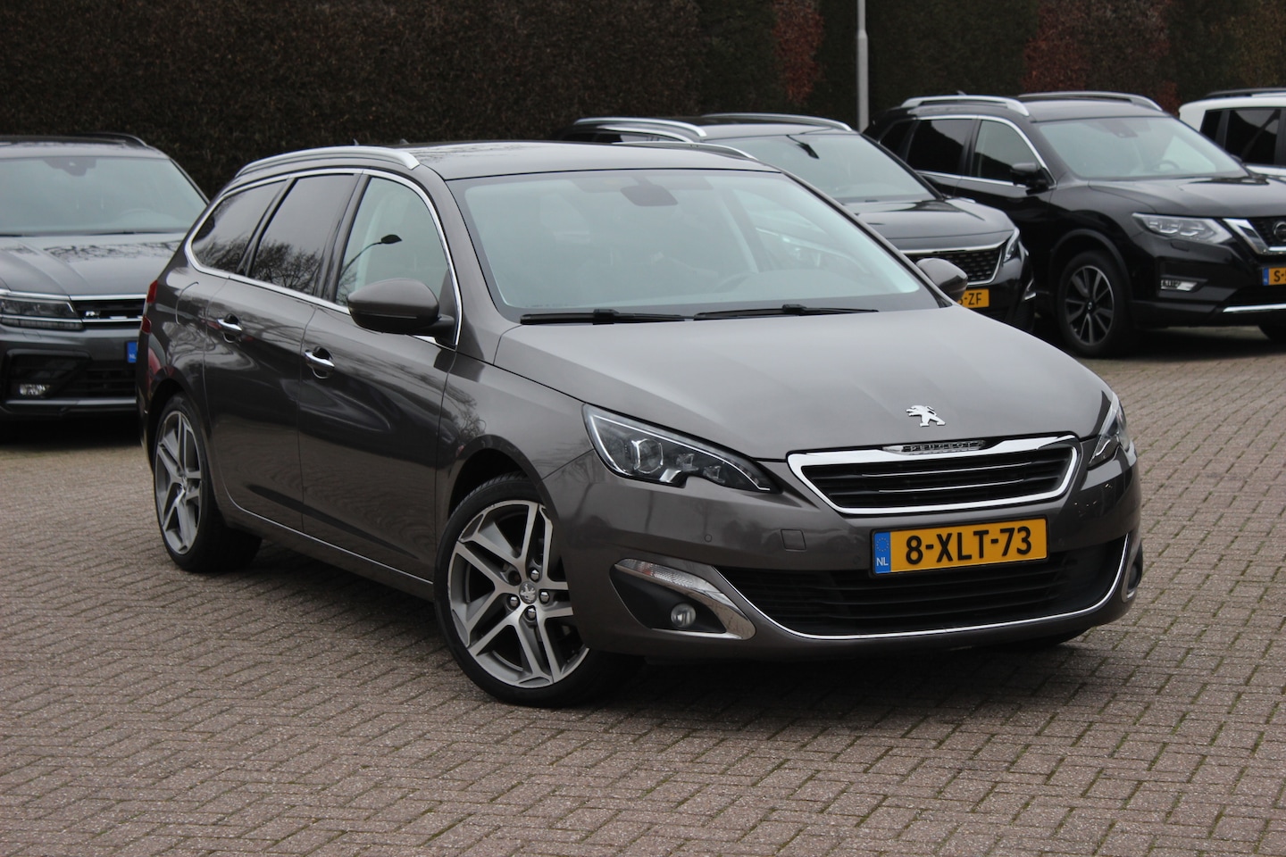 Peugeot 308 SW - 1.2 e-THP Allure / Panoramadak / Navigatie / Parkeerhulp achter / 18'' / Leder&Alcantara / - AutoWereld.nl