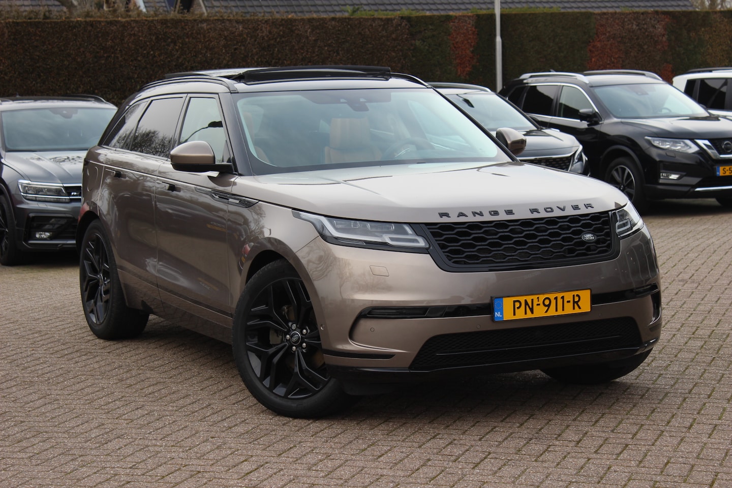 Land Rover Range Rover Velar - 2.0 I4 AWD R-Dynamic HSE / Panoramadak / Camera / Head-up / Cognac Leder / 21'' / Meridian - AutoWereld.nl
