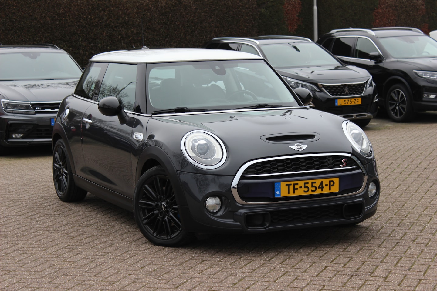 MINI Cooper S - Mini 2.0 Chili Serious Business / Navigatie / Head-up / Keyless / Parkeerhulp achter / 17' - AutoWereld.nl