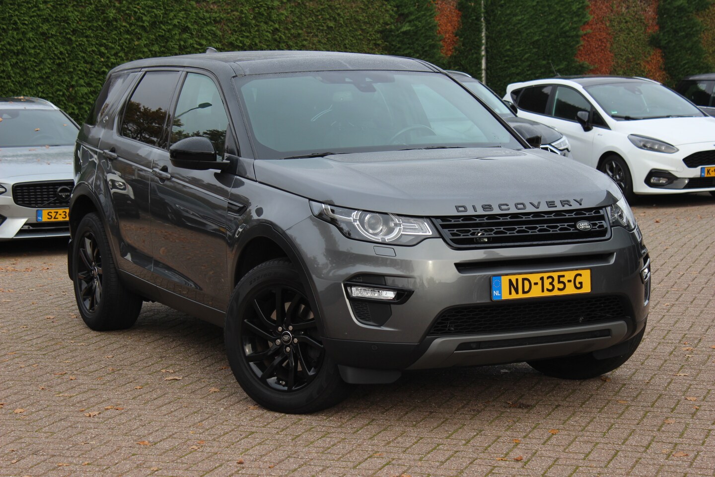Land Rover Discovery Sport - 2.0 TD4 HSE / Trekhaak / Panoramadak / Camera / Leder / 18'' / Keyless / Navigatie / Stoel - AutoWereld.nl
