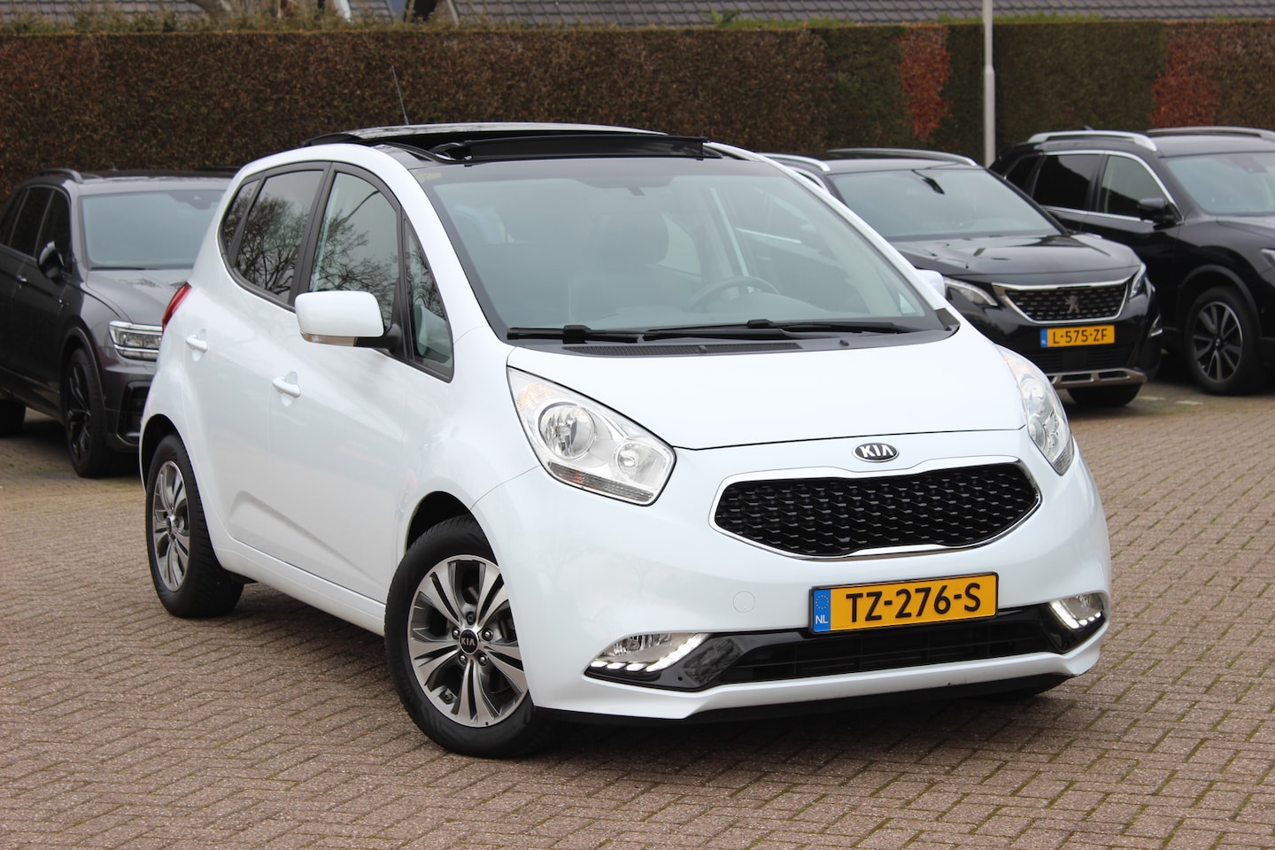 Kia Venga - 1.4 CVVT Edition / Panoramadak / Camera / Half leder / Keyless / Navigatie / 16'' / Blueto - AutoWereld.nl