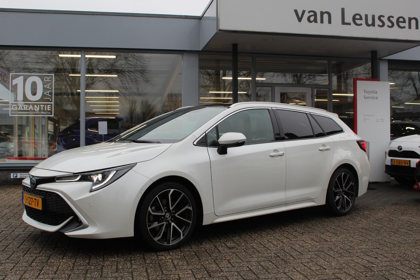 Toyota Corolla Touring Sports - 2.0 Hybrid PREMIUM PANODAK JBL KEYLESS LED STOELVERW DAB NAVI 18"LM_VELGEN - AutoWereld.nl