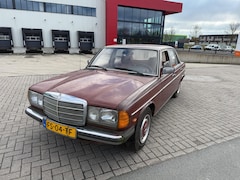 Mercedes-Benz 200-280 (W123) - 200 176.000 Nap Automaat Benzine Gas Rood 1980