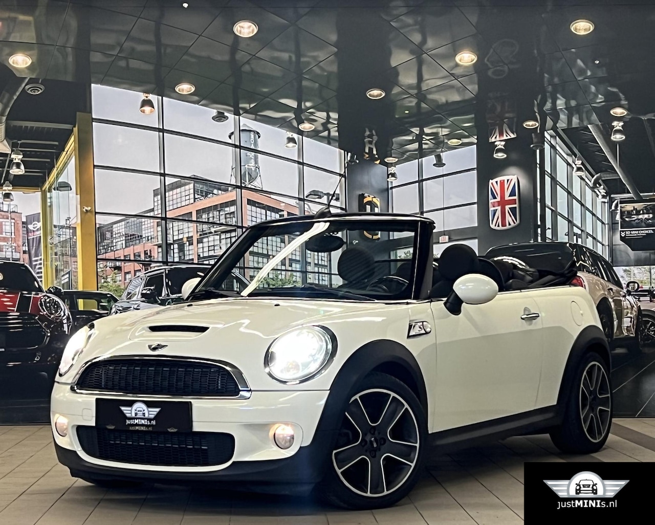 MINI Cabrio - COOPER S CHILI AUT 184 PK NAVI KEYLESS 17 INCH NL auto - AutoWereld.nl