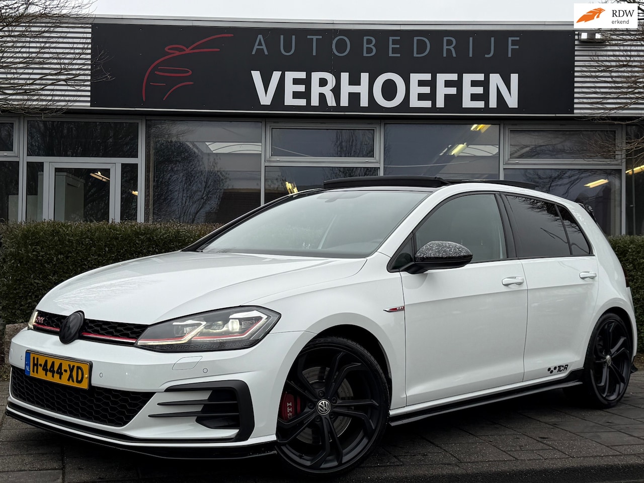 Volkswagen Golf - 2.0 TSI GTI TCR - AKRAPOVIC - KEYLESS - PANORAMADAK - APPLE CARPLAY - PARK CAMERA - STOEL - AutoWereld.nl