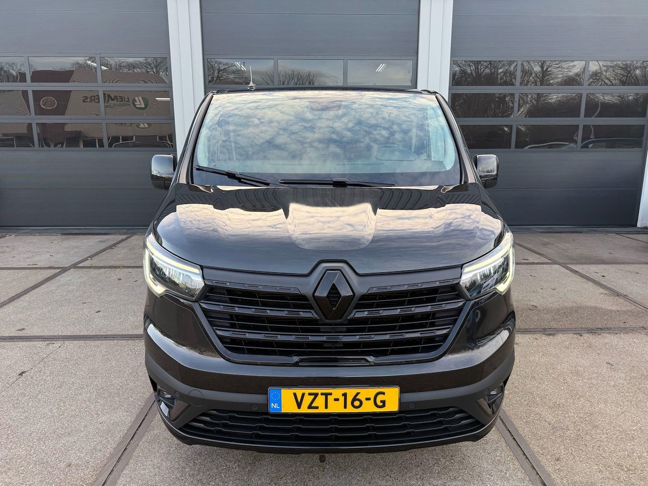 Renault Trafic - 2.0 dCi 170 T29 L2H1 DC Luxe Black Edition - AutoWereld.nl