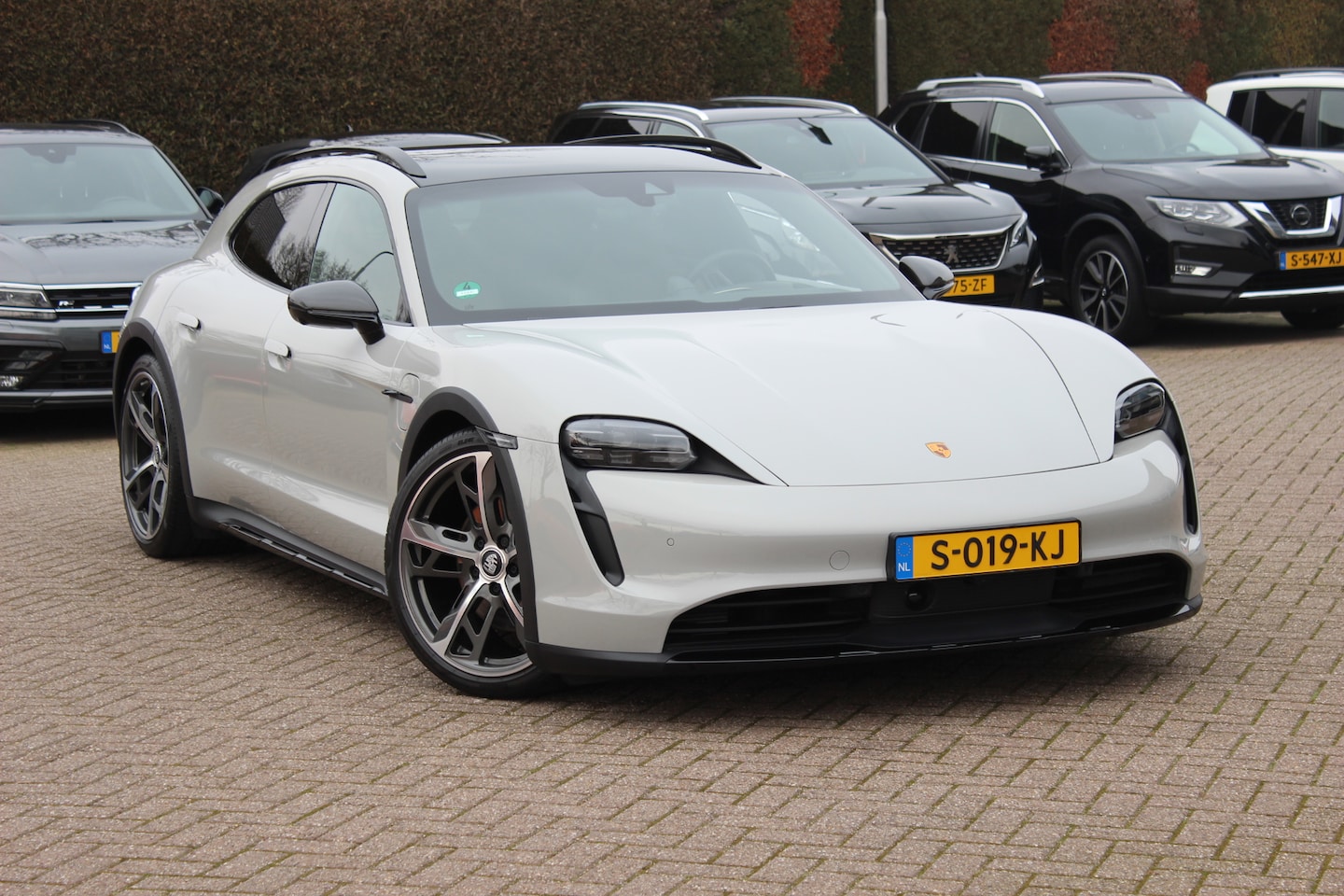 Porsche Taycan Cross Turismo - 4 93 kWh 30.644 km! / SOH 94,1% / NL Auto! / NIEUWSTAAT! / Panoramadak / 360Camera / Passe - AutoWereld.nl