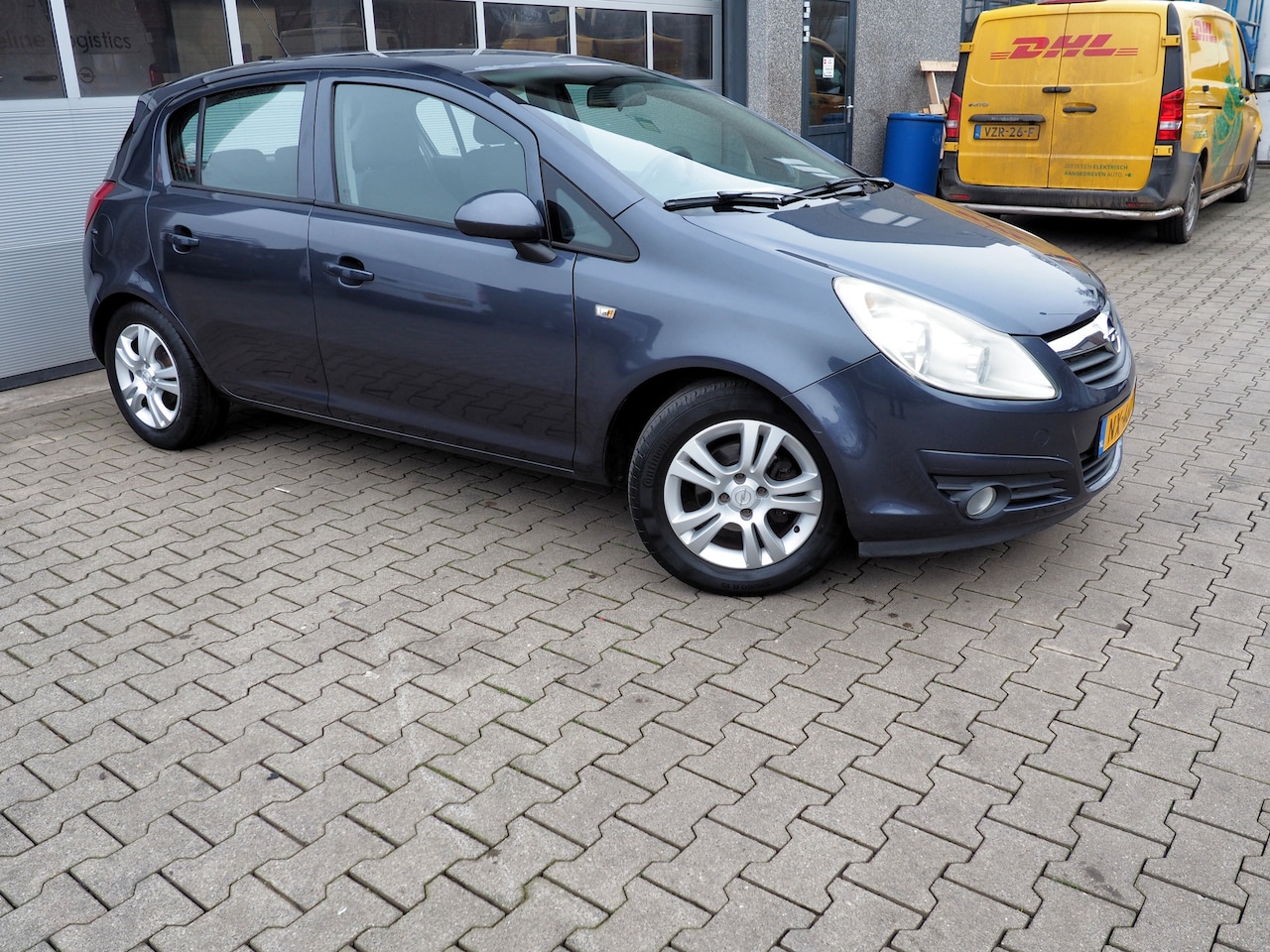 Opel Corsa - 1.2-16V Essentia AIRCO 5 DEURS LM VELGEN ELEK. PAKKET
