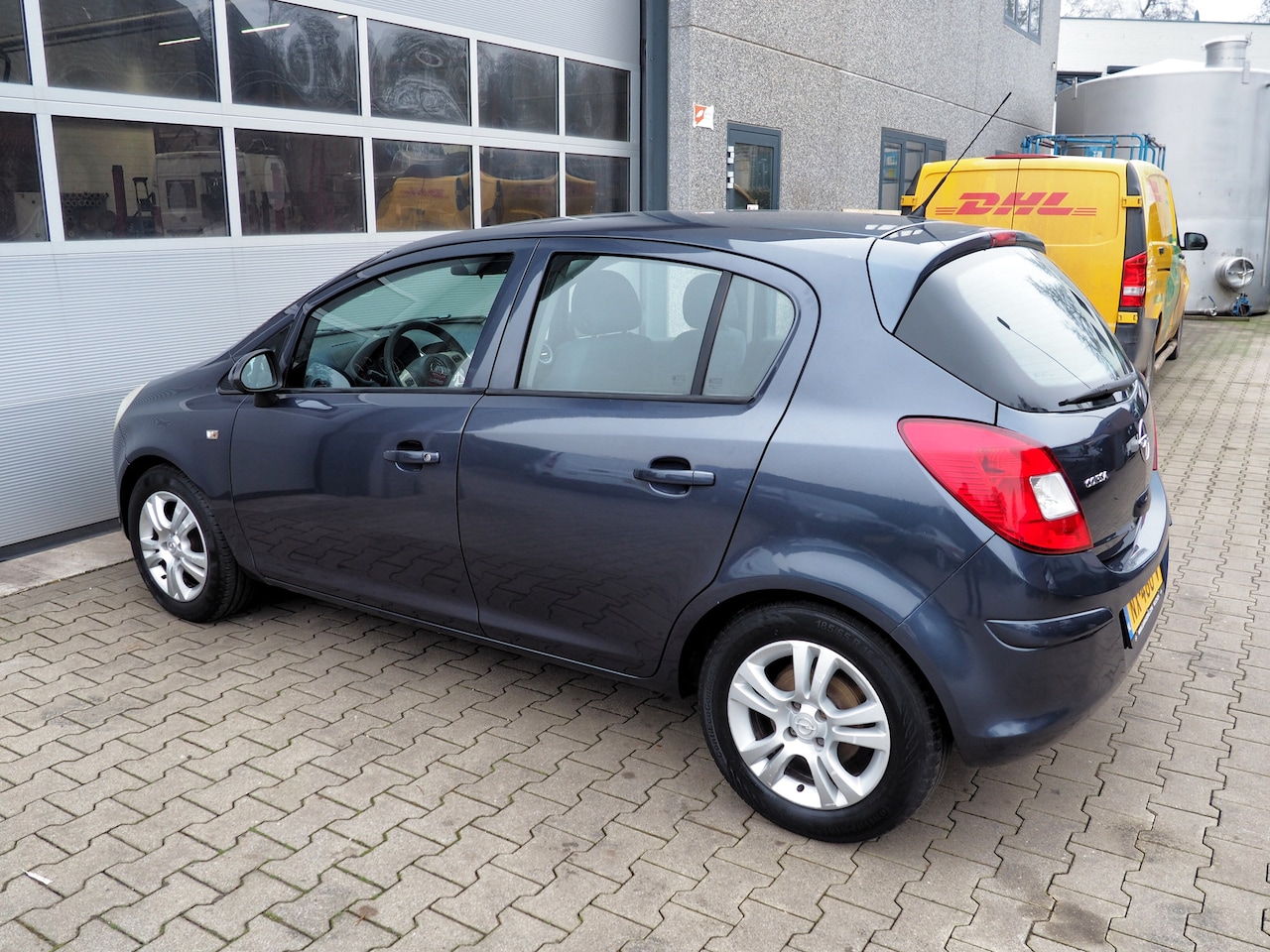 Opel Corsa - 1.2-16V Essentia AIRCO 5 DEURS LM VELGEN ELEK. PAKKET