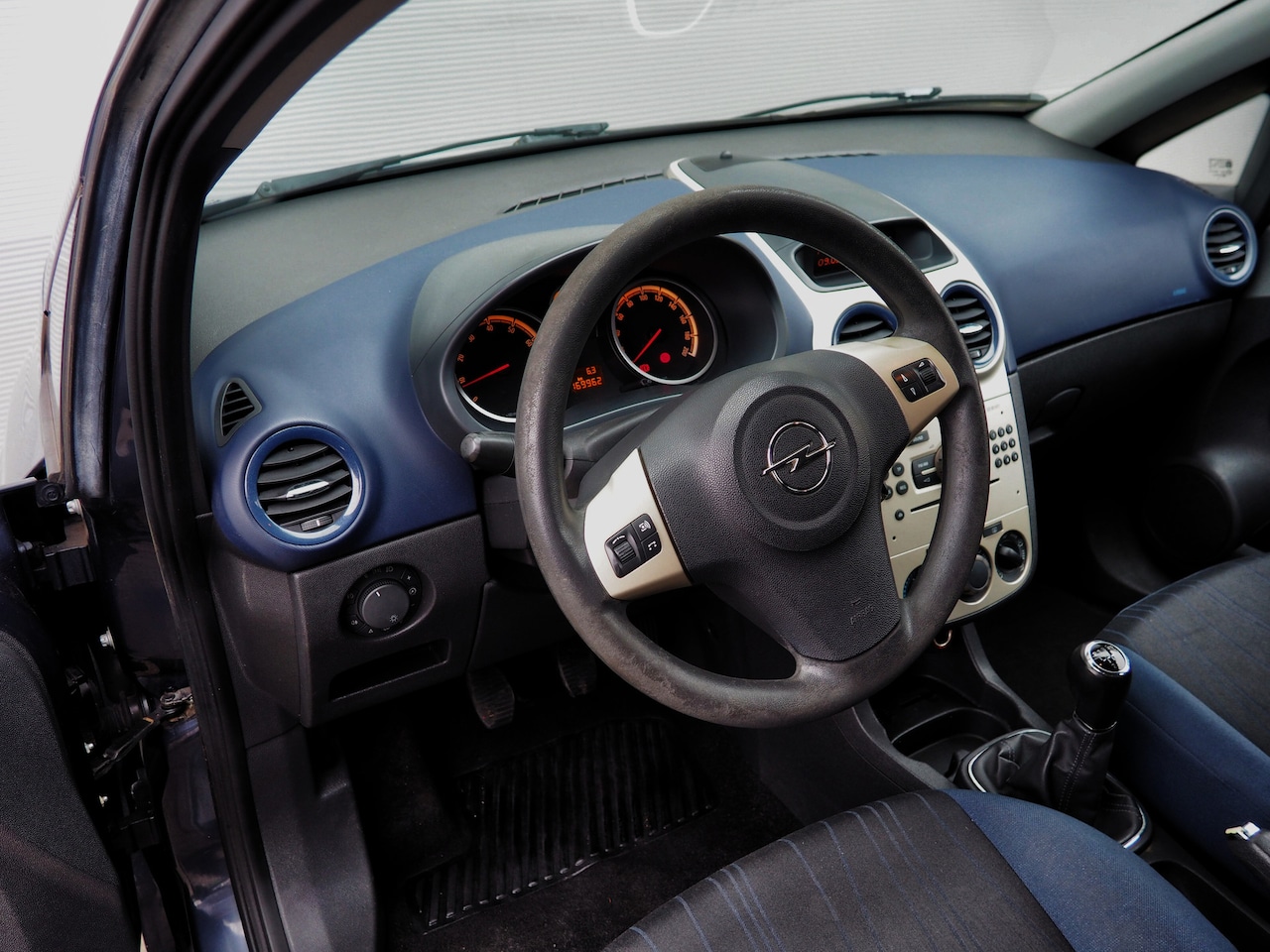 Opel Corsa - 1.2-16V Essentia AIRCO 5 DEURS LM VELGEN ELEK. PAKKET