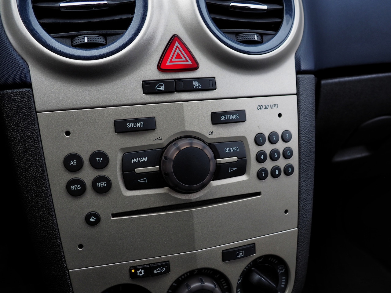 Opel Corsa - 1.2-16V Essentia AIRCO 5 DEURS LM VELGEN ELEK. PAKKET