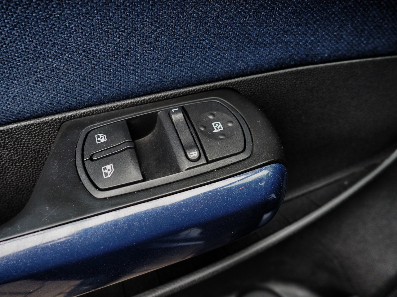 Opel Corsa - 1.2-16V Essentia AIRCO 5 DEURS LM VELGEN ELEK. PAKKET