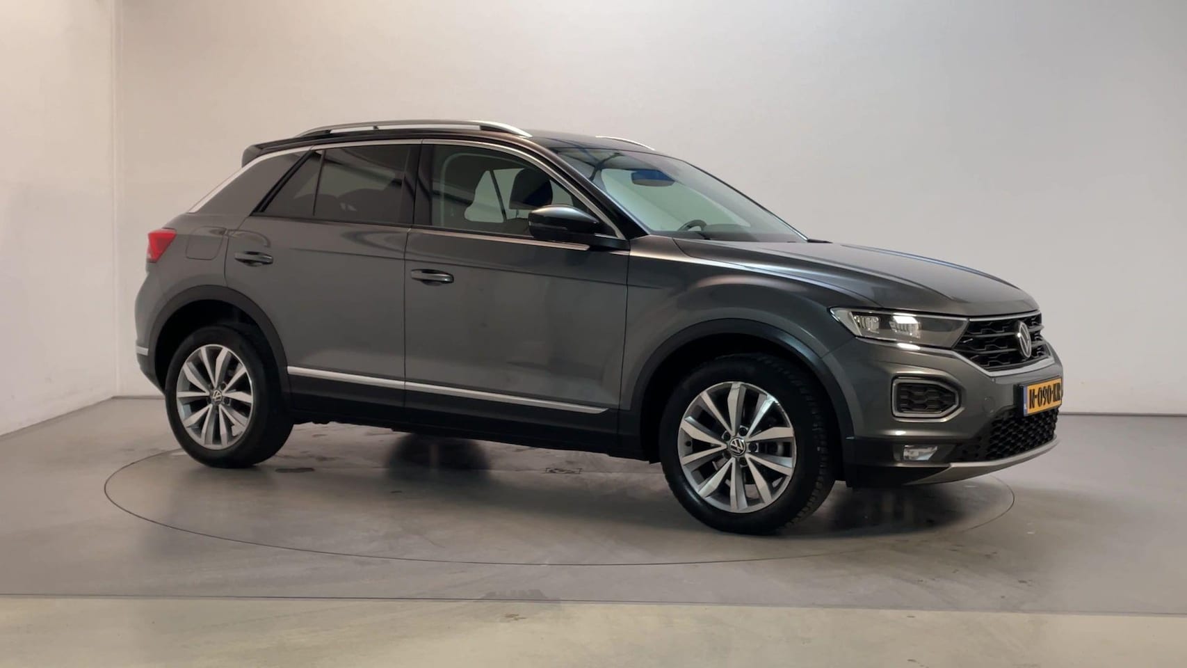 Volkswagen T-Roc - 1.0 TSI Style Business Stoelverwarming Camera Navigatie Climate Control DAB+ - AutoWereld.nl