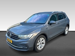 Volkswagen Tiguan - 1.5 TSI 150PK LIFE BUSINESS LEDER NAVI TREKHAAK WINTERPACK NAP