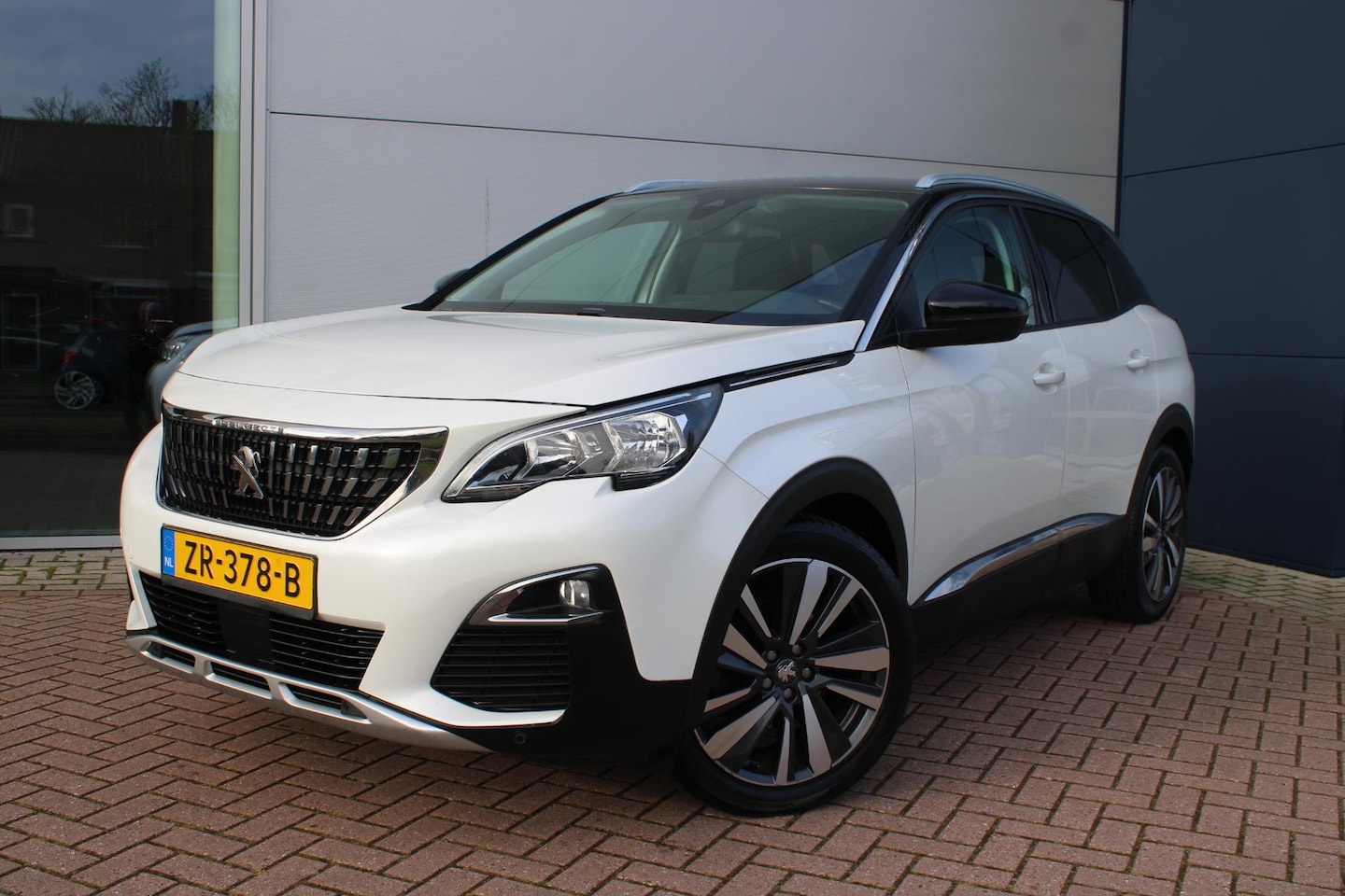 Peugeot 3008 - 1.2 PureTech 130pk Allure Automaat Leer Airco Navi Camera Carplay Dealer onderhouden - AutoWereld.nl