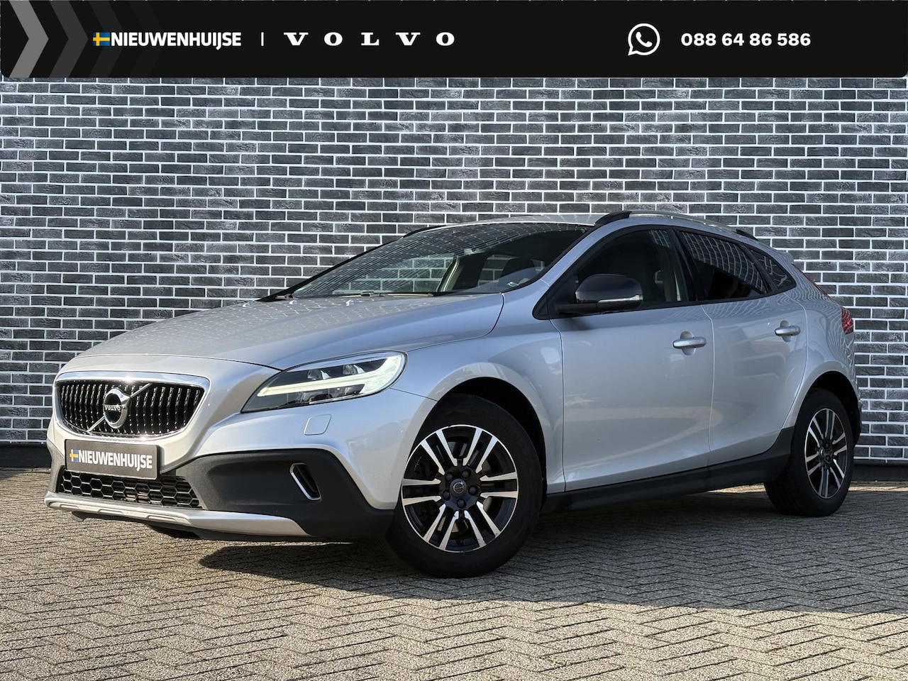 Volvo V40 Cross Country - 2.0 T4 Momentum | Automaat | Trekhaak | Actieve LED koplampen | Navigatie | Stoelverwarmin - AutoWereld.nl
