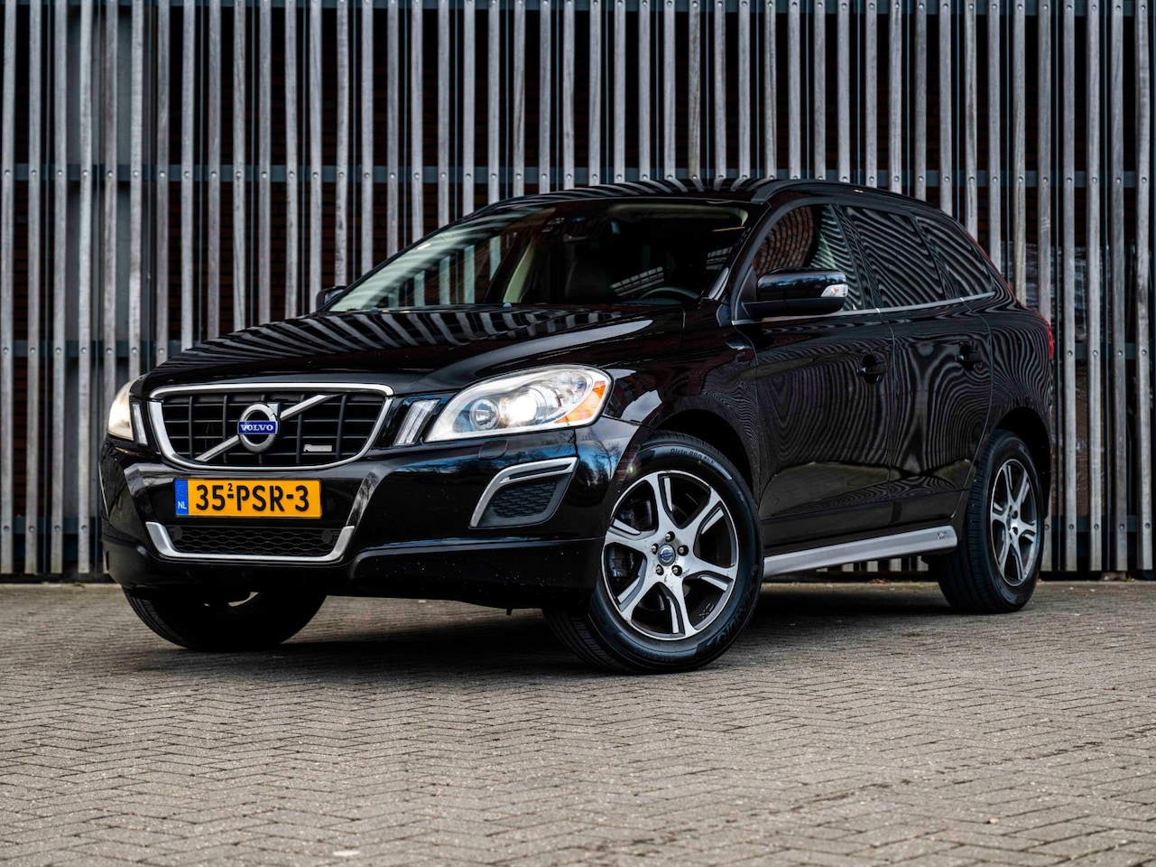 Volvo XC60 - 2.4 D5 205pk AUT. AWD R-Design |EX BPM| Keyless|Xenon|Leder|Navi|ClimateControl|Trekhaak| - AutoWereld.nl