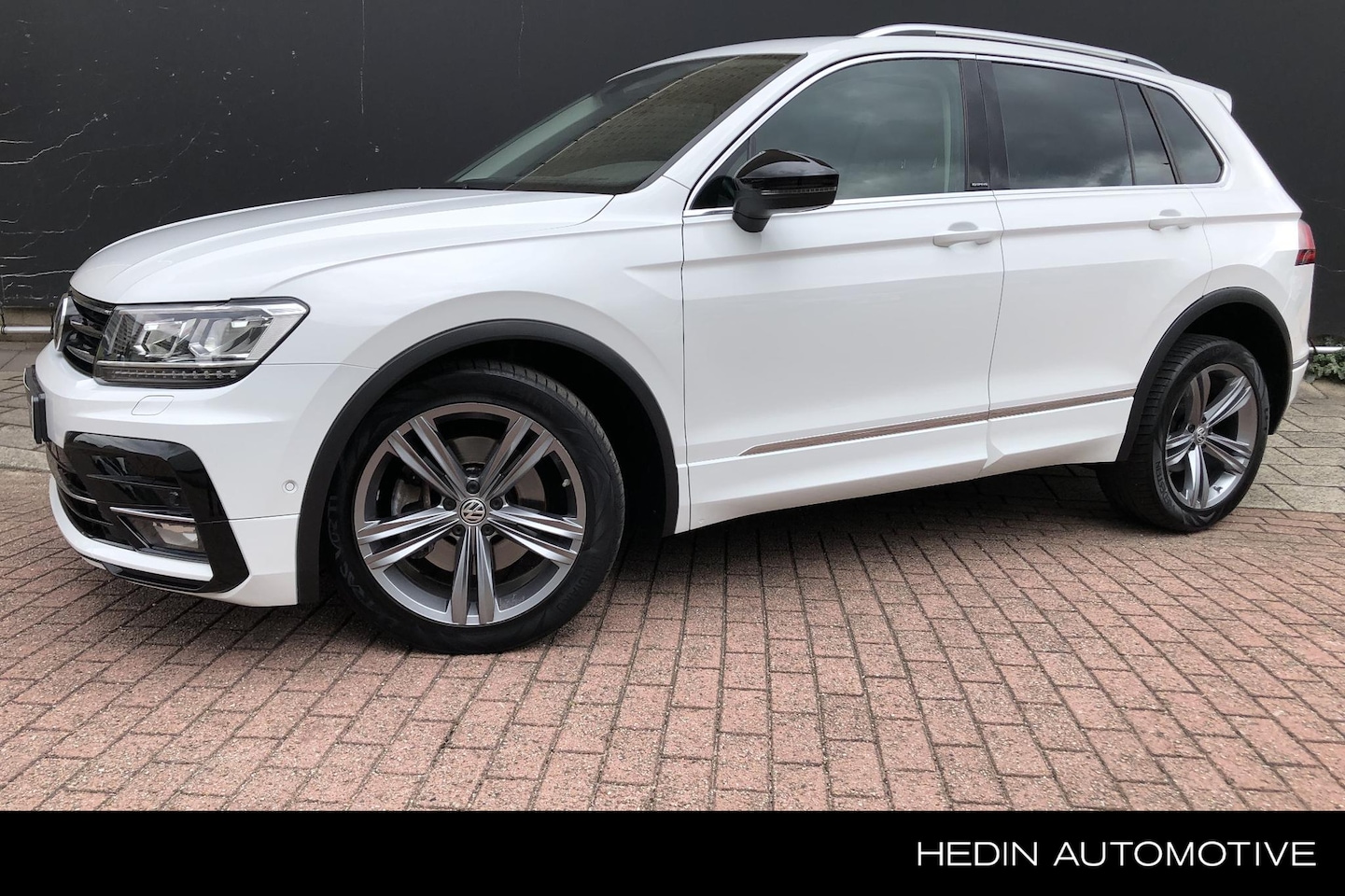 Volkswagen Tiguan - 2.0 TSI 4Motion Highline Business R Panoramadak | Trekhaak | Winterpack | Navigatie - AutoWereld.nl