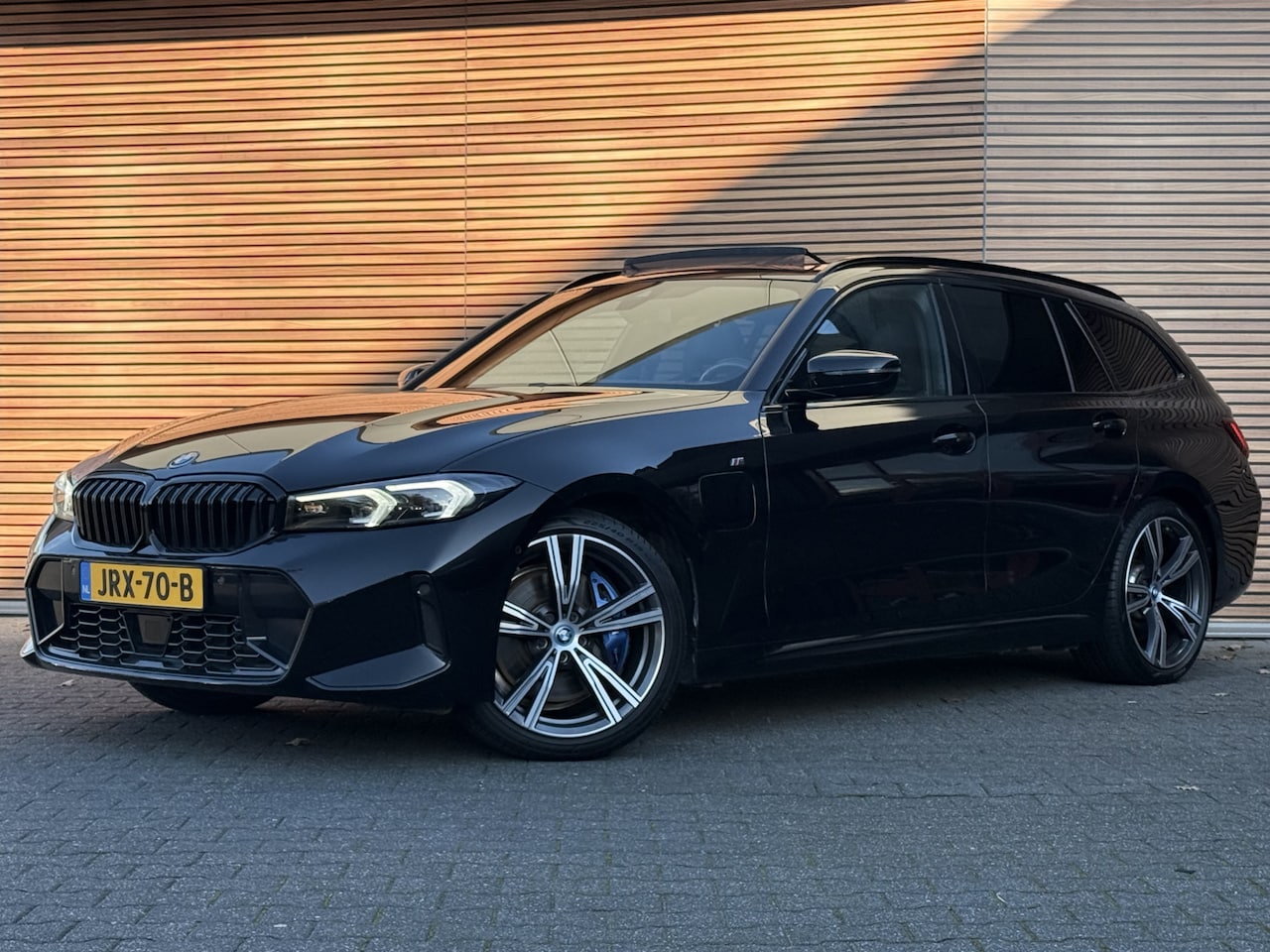 BMW 3-serie Touring - 330e Panoramadak / HUD / Leer / Stoelverwarming - AutoWereld.nl