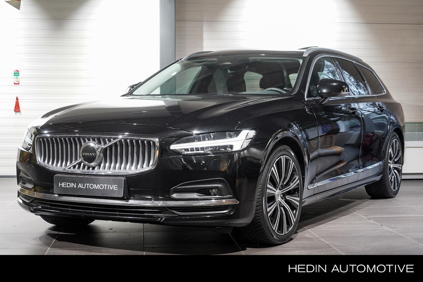 Volvo V90 - B5 Ultimate Dark | Panoramadak | Lederen Bekleding | Parkeerverwarming | Trekhaak semi ele - AutoWereld.nl