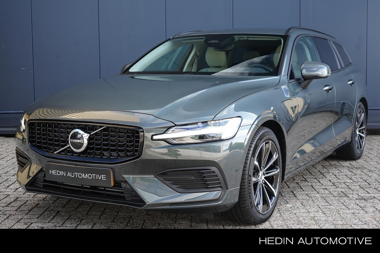 Volvo V60 - 2.0 T6 Plug-in hybrid AWD Essential Edition | Trekhaak | Park Assist | Pilot Assist | 18 i - AutoWereld.nl
