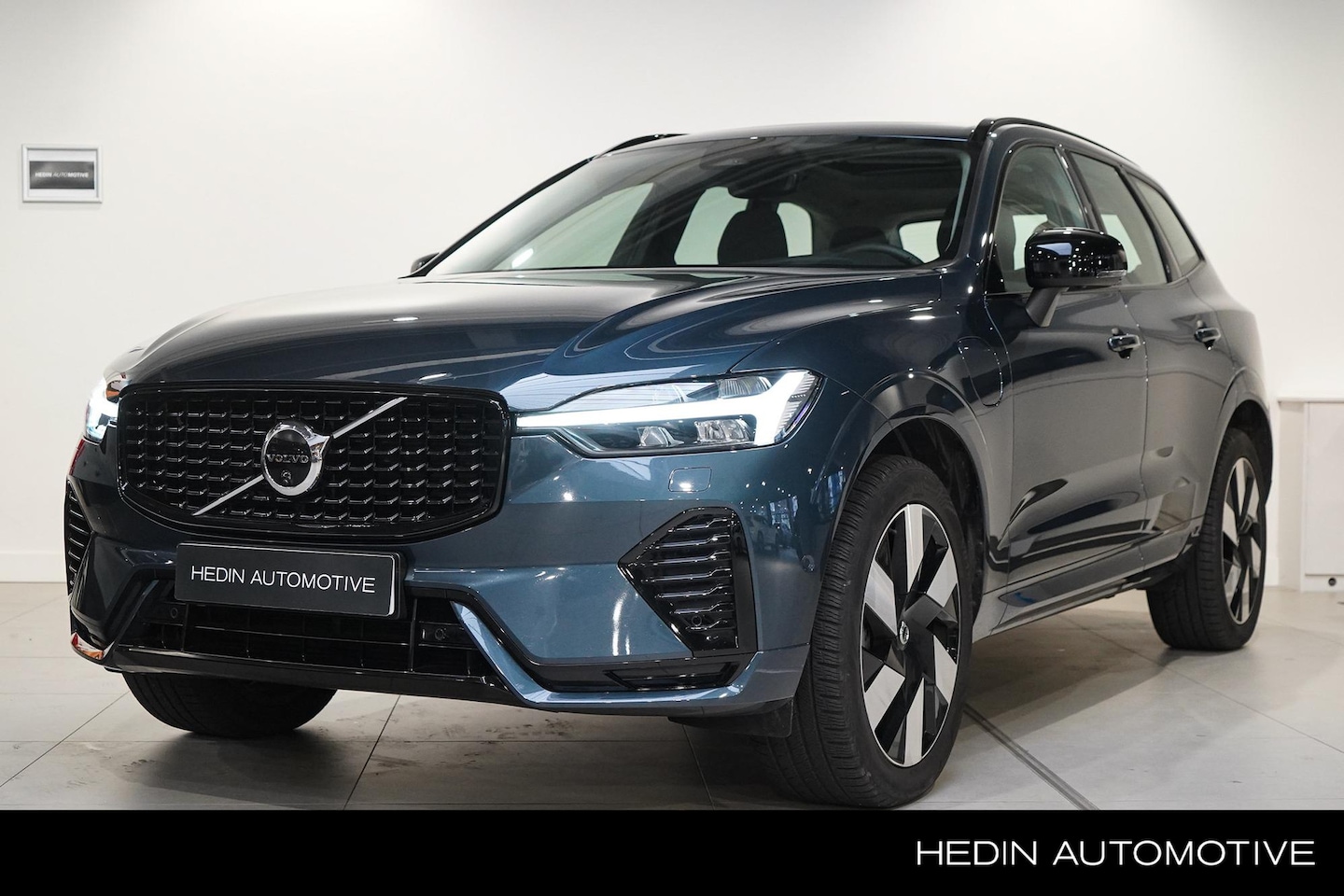 Volvo XC60 - T6 Plug-in hybrid AWD Ultra Dark | Panoramadak | Harman & Kardon Audio | Stoelverwarming V - AutoWereld.nl