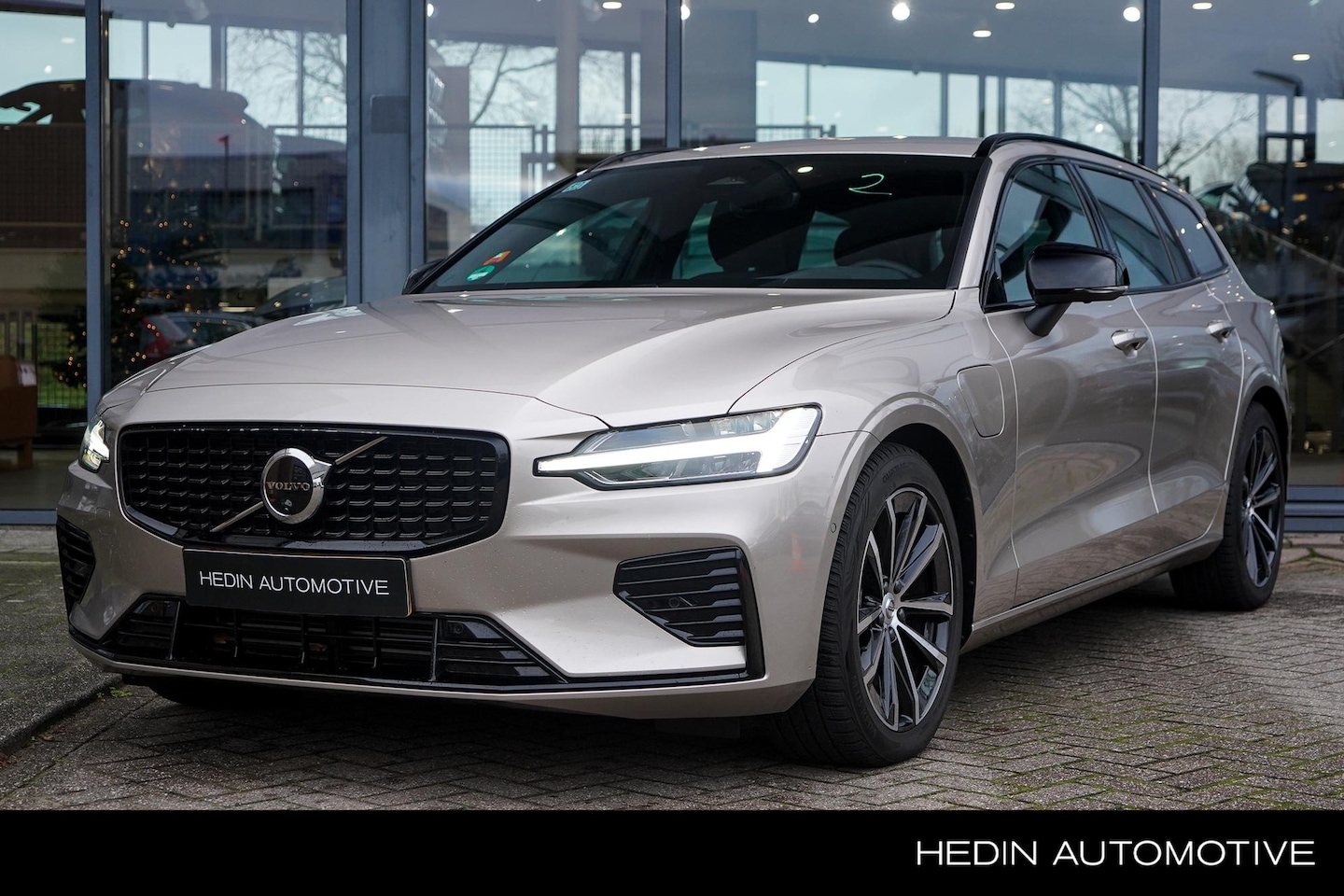 Volvo V60 - 2.0 T6 Plug-in hybrid AWD Plus Dark | 2.000 kg trekgewicht | Trekhaak elektrisch | Sportst - AutoWereld.nl