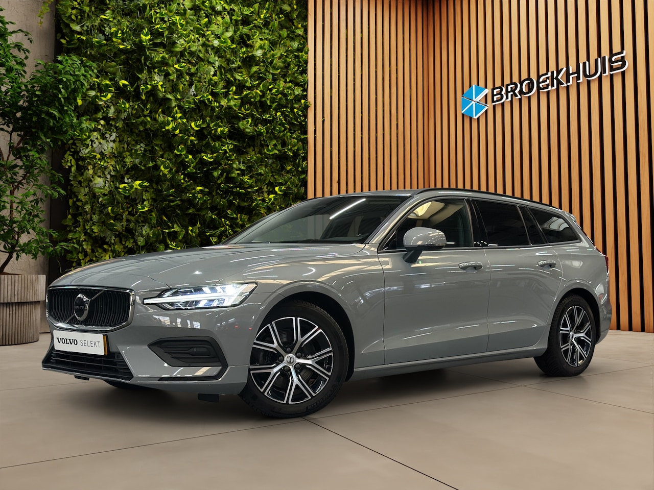 Volvo V60 - 2.0 B3 Essential Edition | Stuur/stoelverwarming | Camera | CarPlay | Leder - AutoWereld.nl
