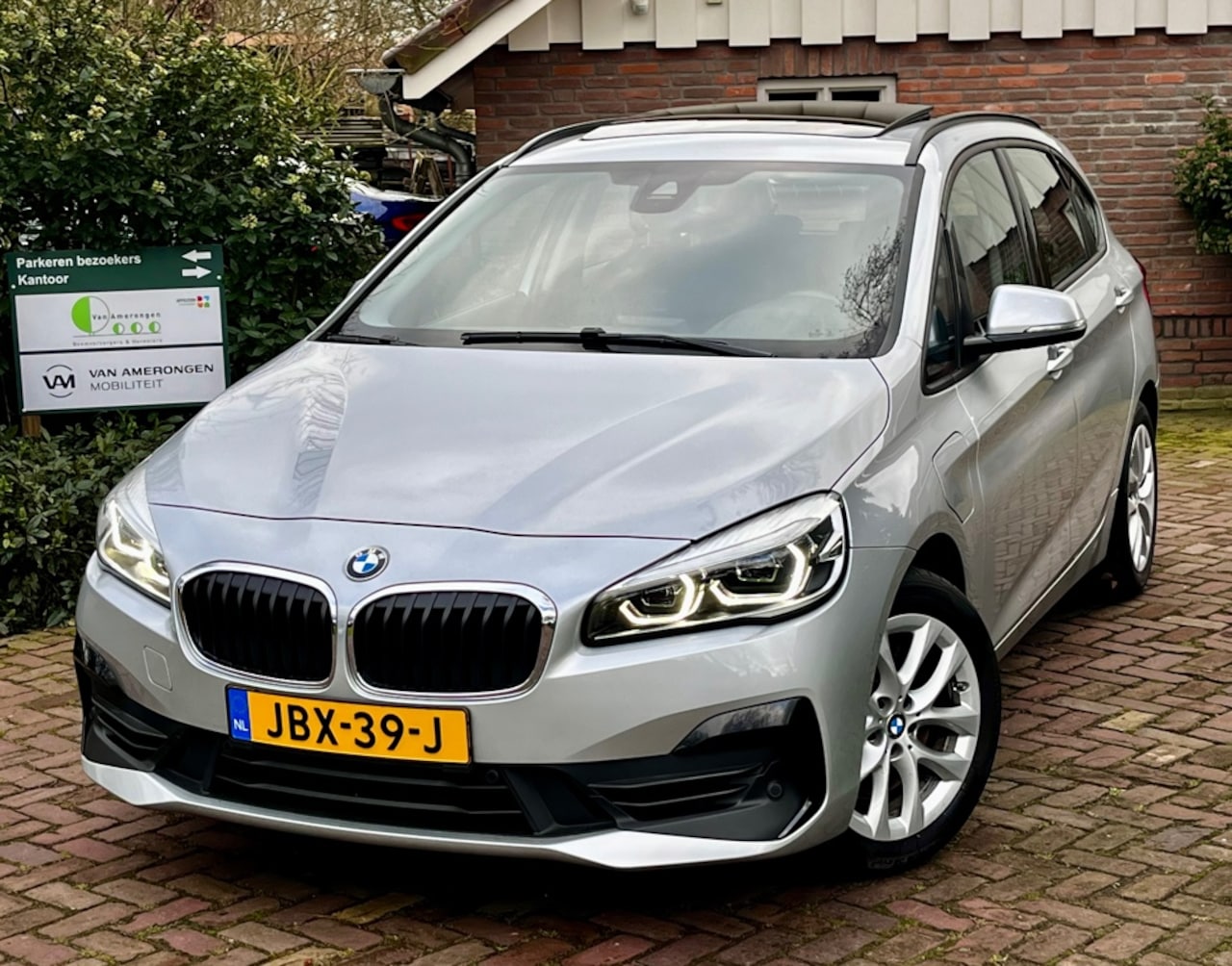 BMW 2-serie Active Tourer - 225xe PHEV 224pk|RIJKLAAR|PANO|H&K|28.000 km!|High Exe.|Dealer OH|CarPlay|Camera - AutoWereld.nl