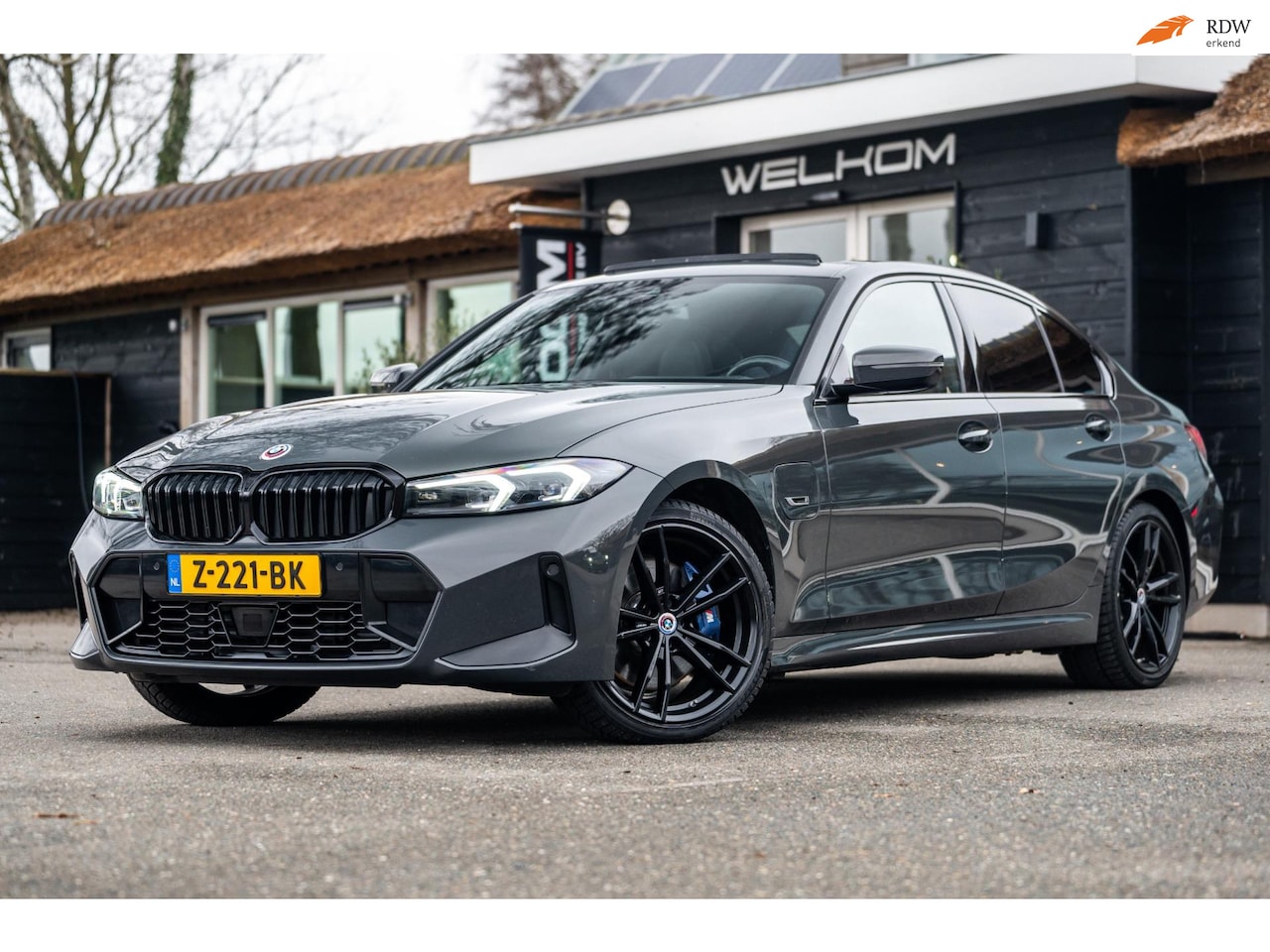 BMW 3-serie - 330e xDrive M-Sport I Panoramadak I Sophisto Grey I Harman Kardon I Adaptive Cruise I Stuu - AutoWereld.nl